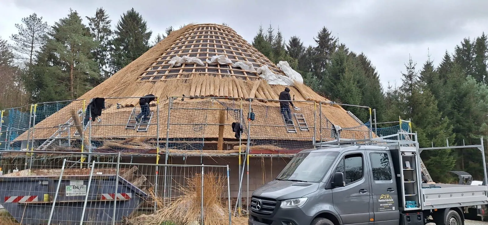 Holzarbeiten & Dachdetails – Arbeit der Reetdachdeckerei Heidenstedt